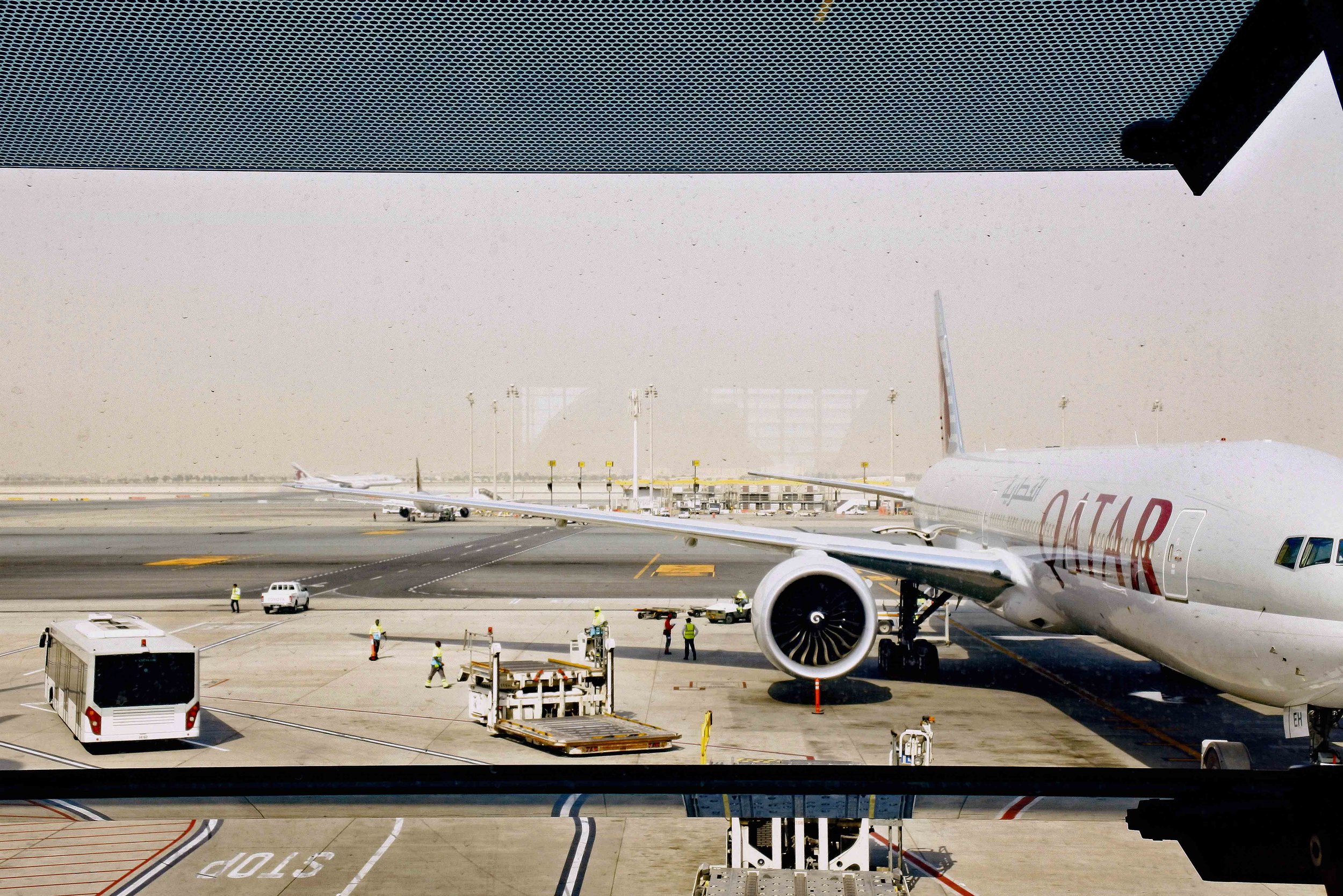 What time does the plane arrive reach. Аэропорт Дубай перрон. Перелет Катар Нью Йорк. Катар самолеты фото. Qatar Airways впервые приземлится в Лионе, Франция.