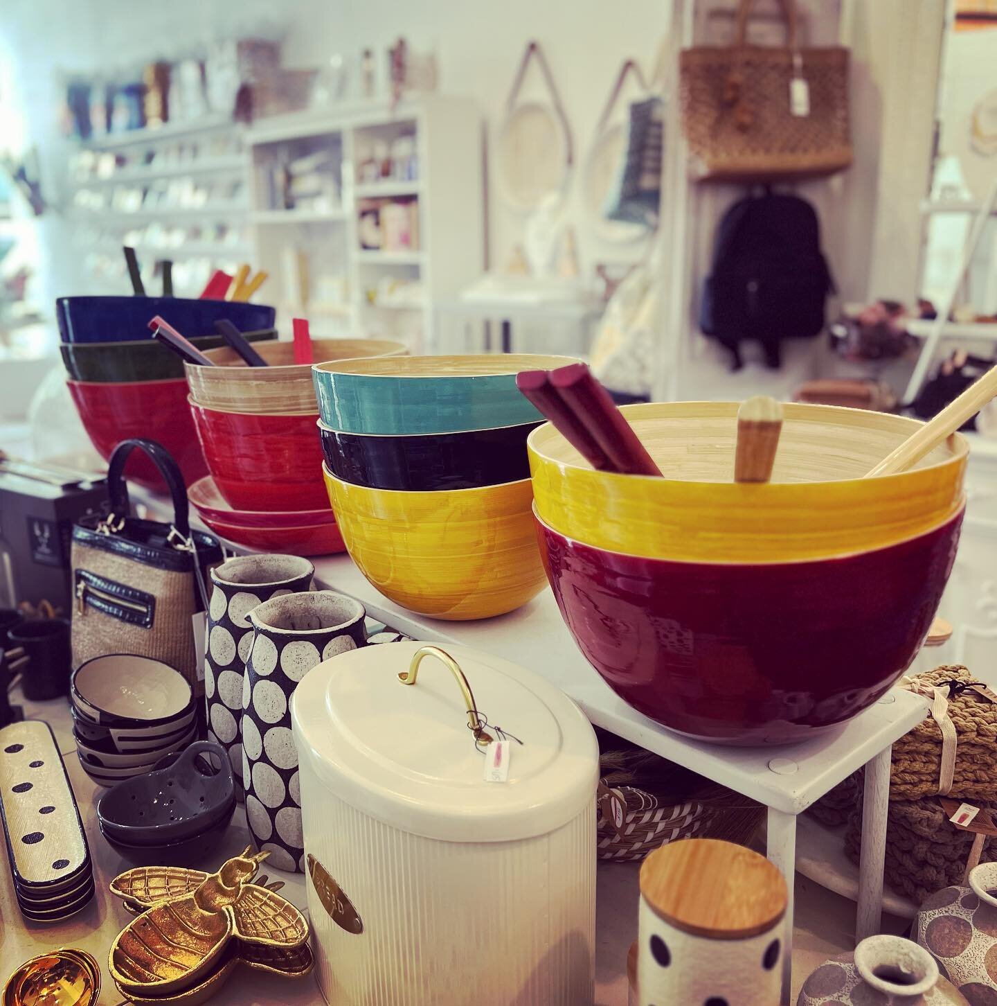 Bowls on Bowls on Bowls❤️These gorgeous and colorful bowls make the best gifts to give and to get😍🎉🌟 @albertlpunkt 
#giftwell #mothersdaygift #giftideas