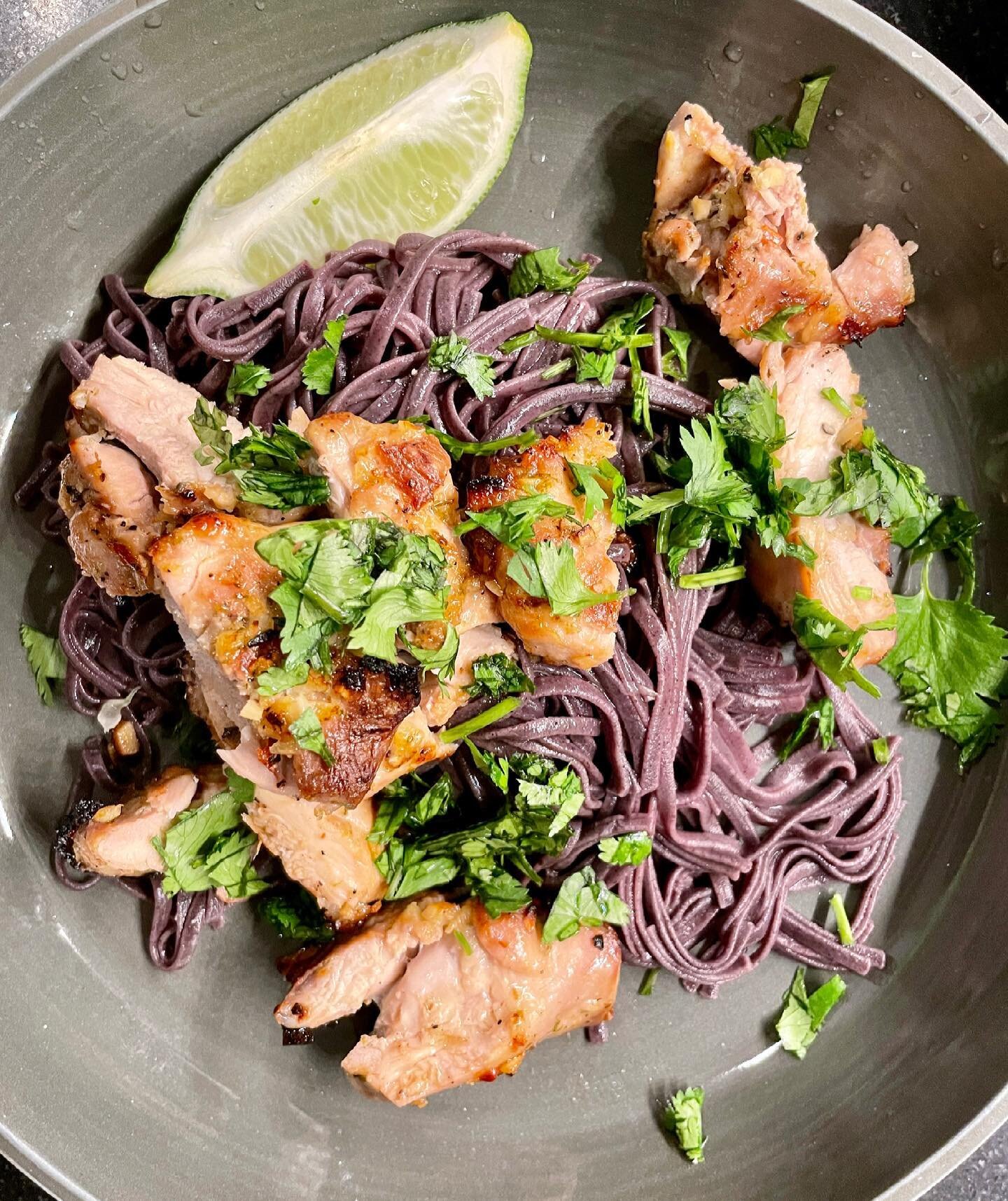 Closing out the weekend with some broiled ginger chicken thighs over black rice noodles. Garnish with cilantro. Spritz with some lime 😛