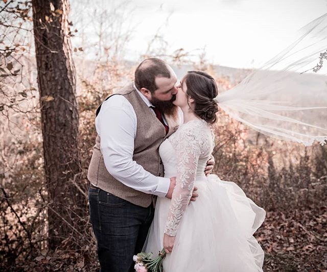 2020 dates are going fast! Contact me asap for a quick consultation 👨&zwj;💻 #weddingphotographer #weddingwire #wedding #theknot #weddingring #weddingdress #brideandgroom #nikond750 #nikontop
