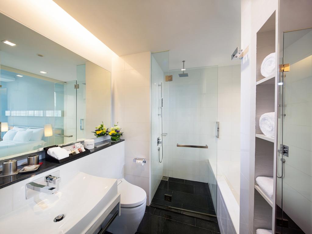 Can you see the huge window that borders the bathtub reflected on the mirror (left)?