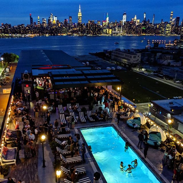 Blue notes

#pool #rooftops #brooklyn #nyc #hotels #williamsburg #city #party #rooftopparty #swimming