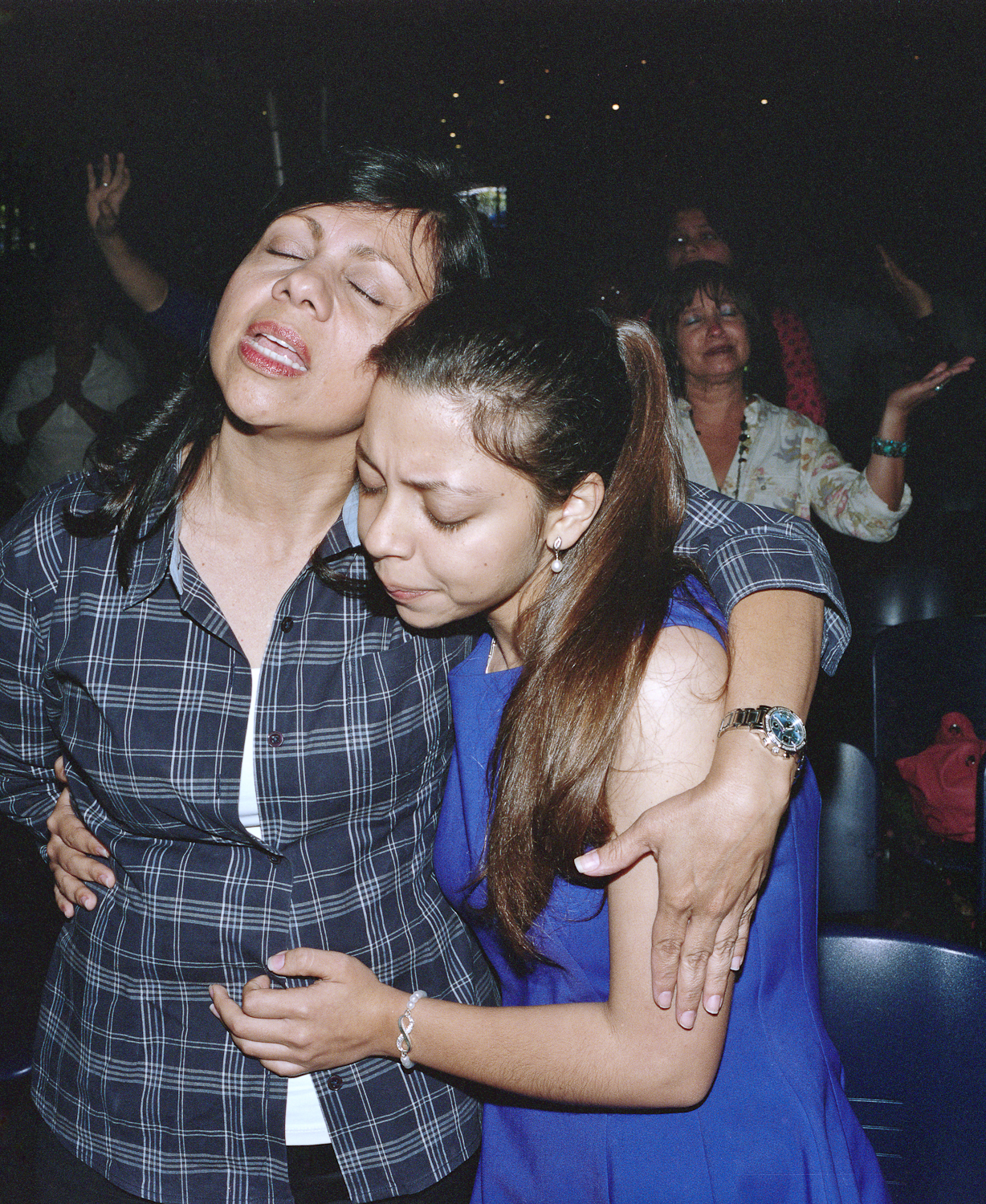  A mother and her daughter at an evangelical church. 