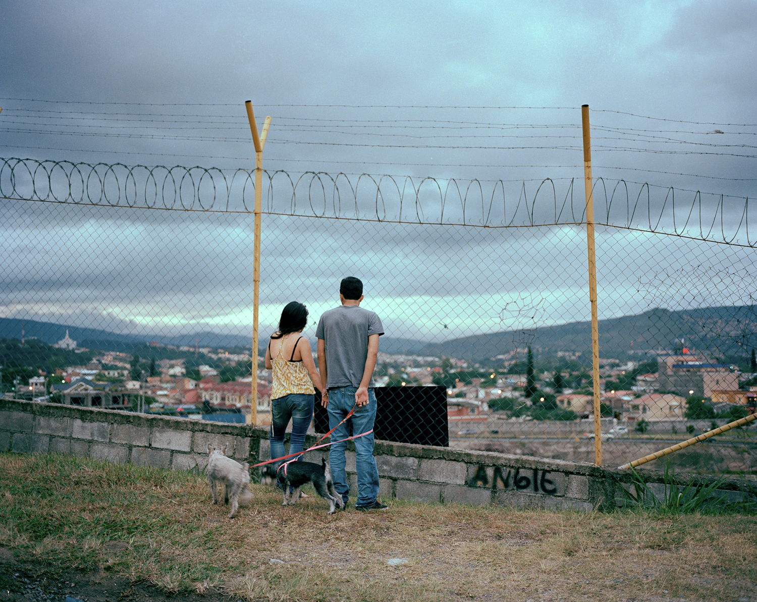  Jorge and Emilia watch planes take off from the Tegucigalpa airport. 