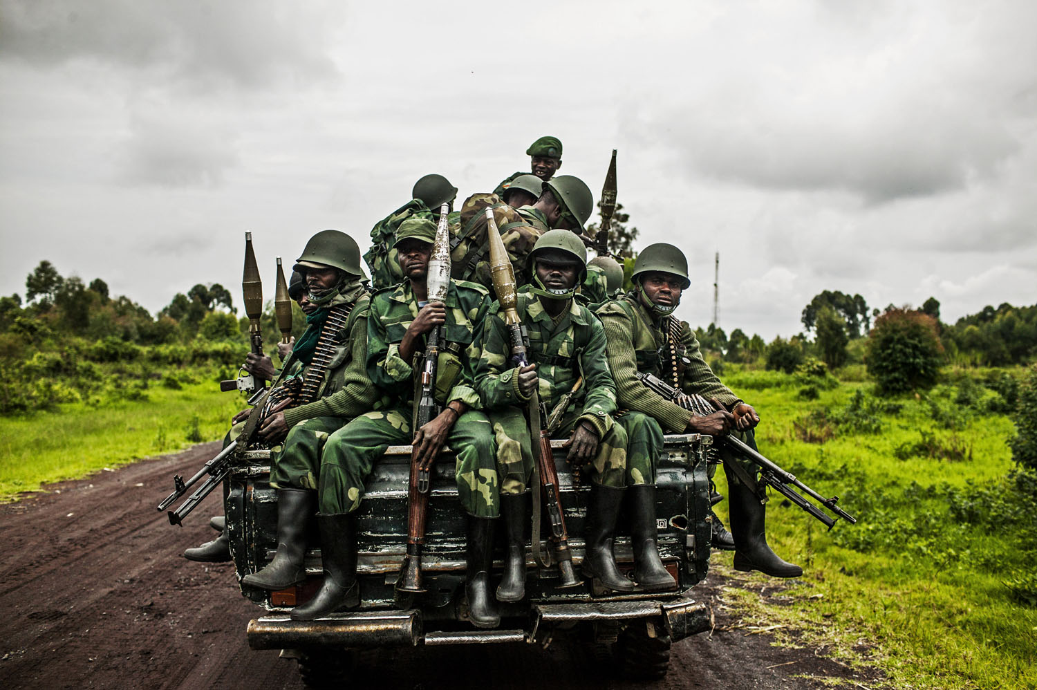  Congolese soldiers return from the frontline at Kibumba, outside Goma. 