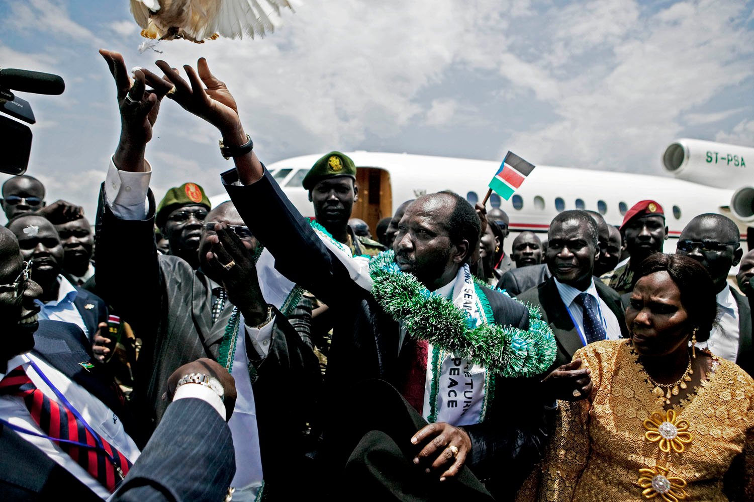  Salva Kiir (C-green sash), the President of the Government of South Sudan and Riek Machar (2nd L) release a dove upon Kiir's return from the United States. The two men were bitter enemies during the latter years of the civil war in southern Sudan. M