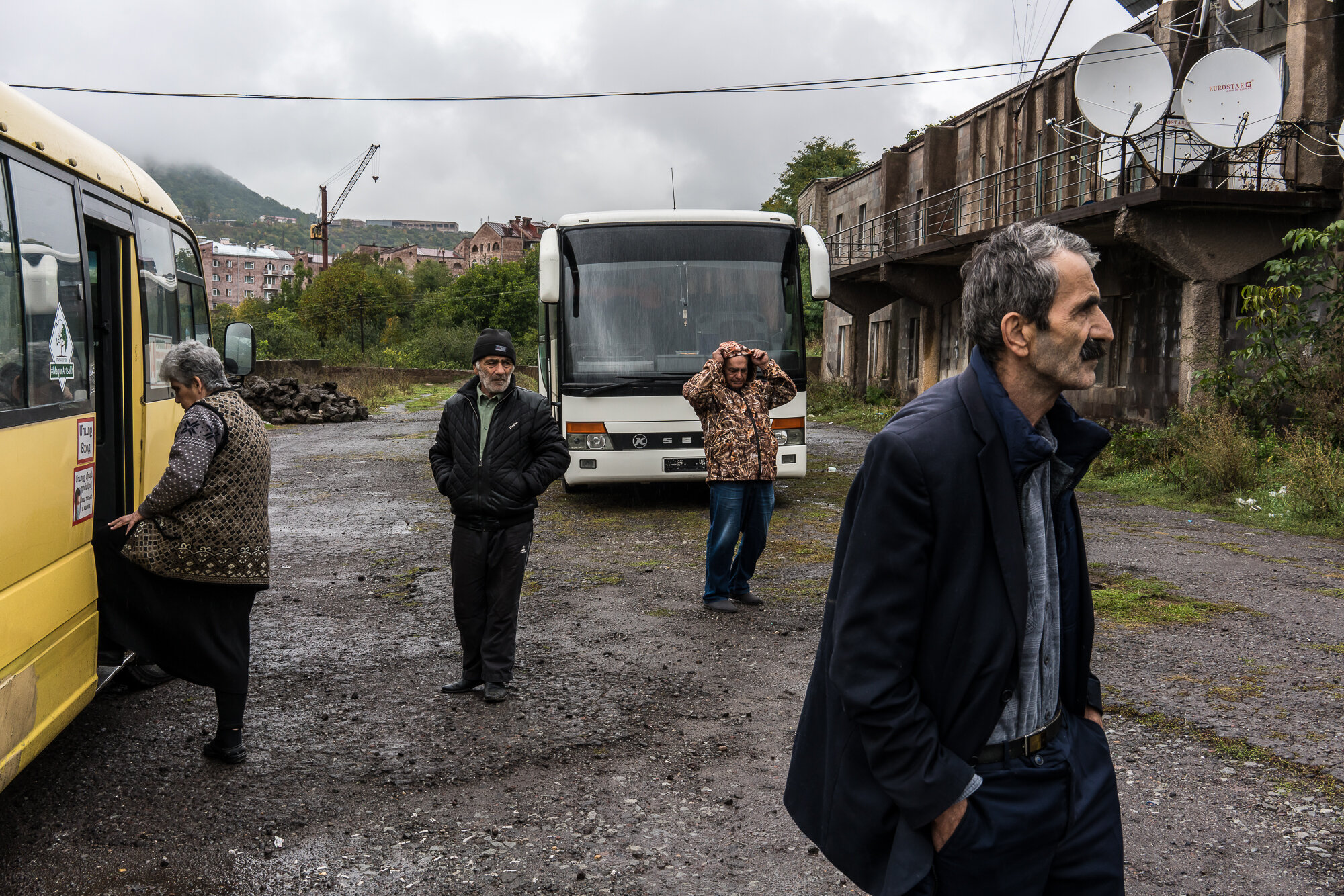  People wait for the arrival of civilians leaving fighting in Nagorno-Karabakh. Goris, Armenia. 2020. 