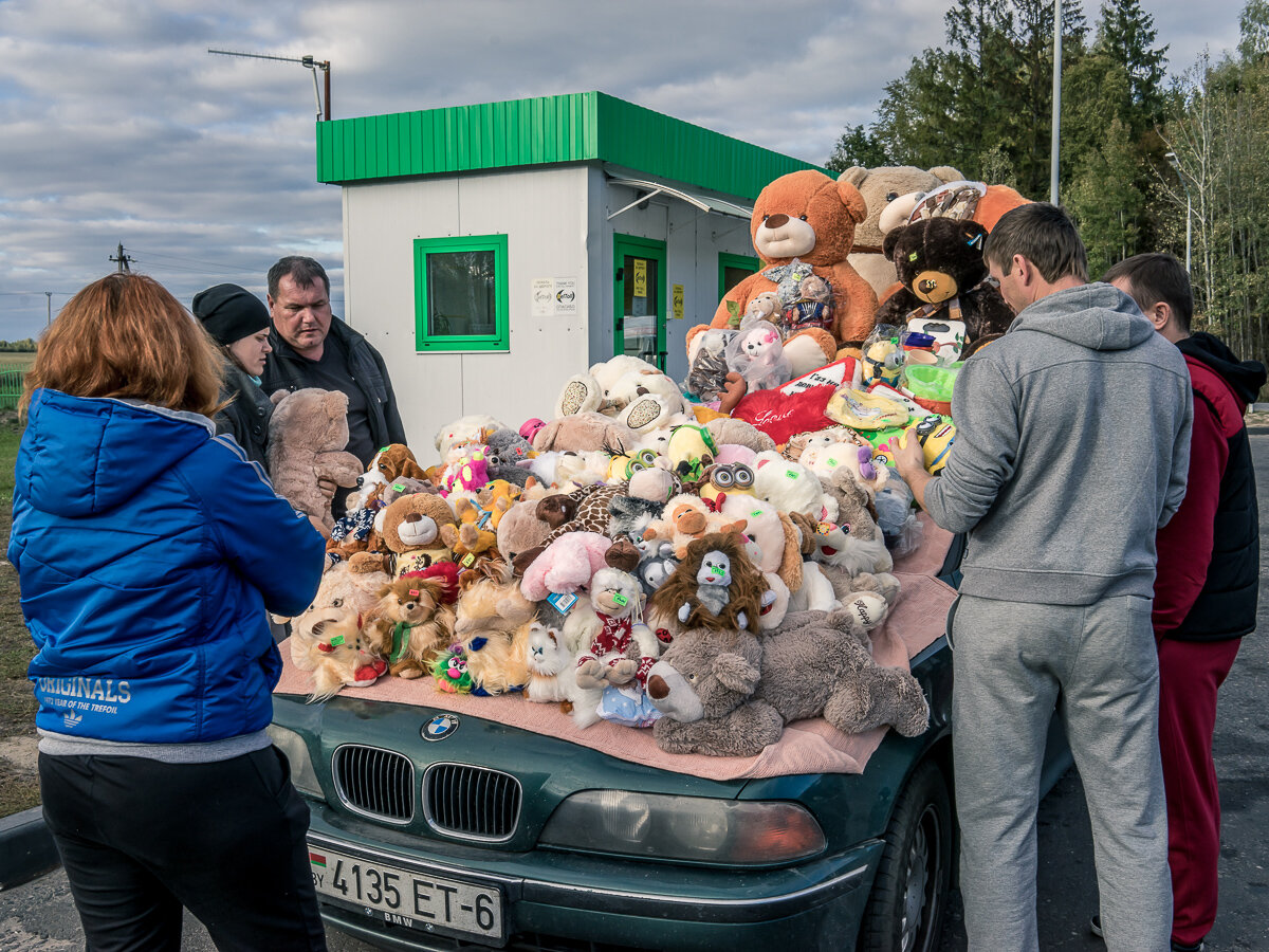  A man sells stuffed animals at a gas station on Sunday, October 11, 2015 in Minsk Oblast, Belarus. 