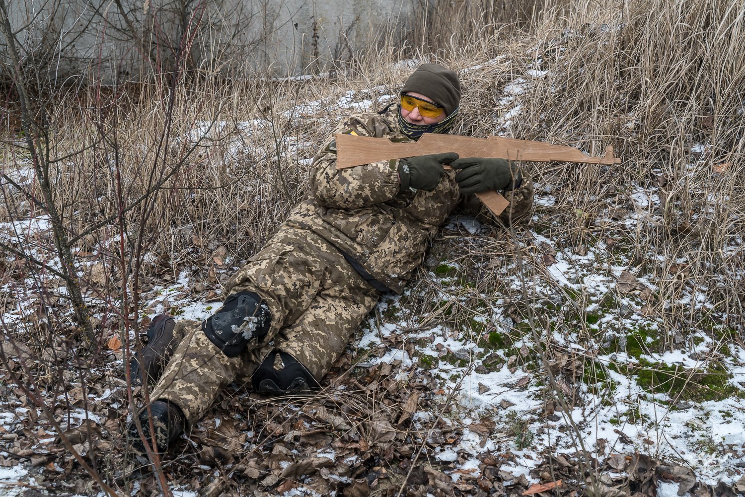  Members of the Kyiv Territorial Defense Unit attend a training in an industrial area on January 15, 2022 in Kyiv, Ukraine. 