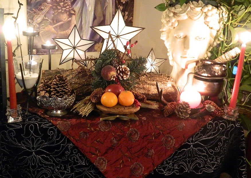 Yule altar 2013 001B.jpg