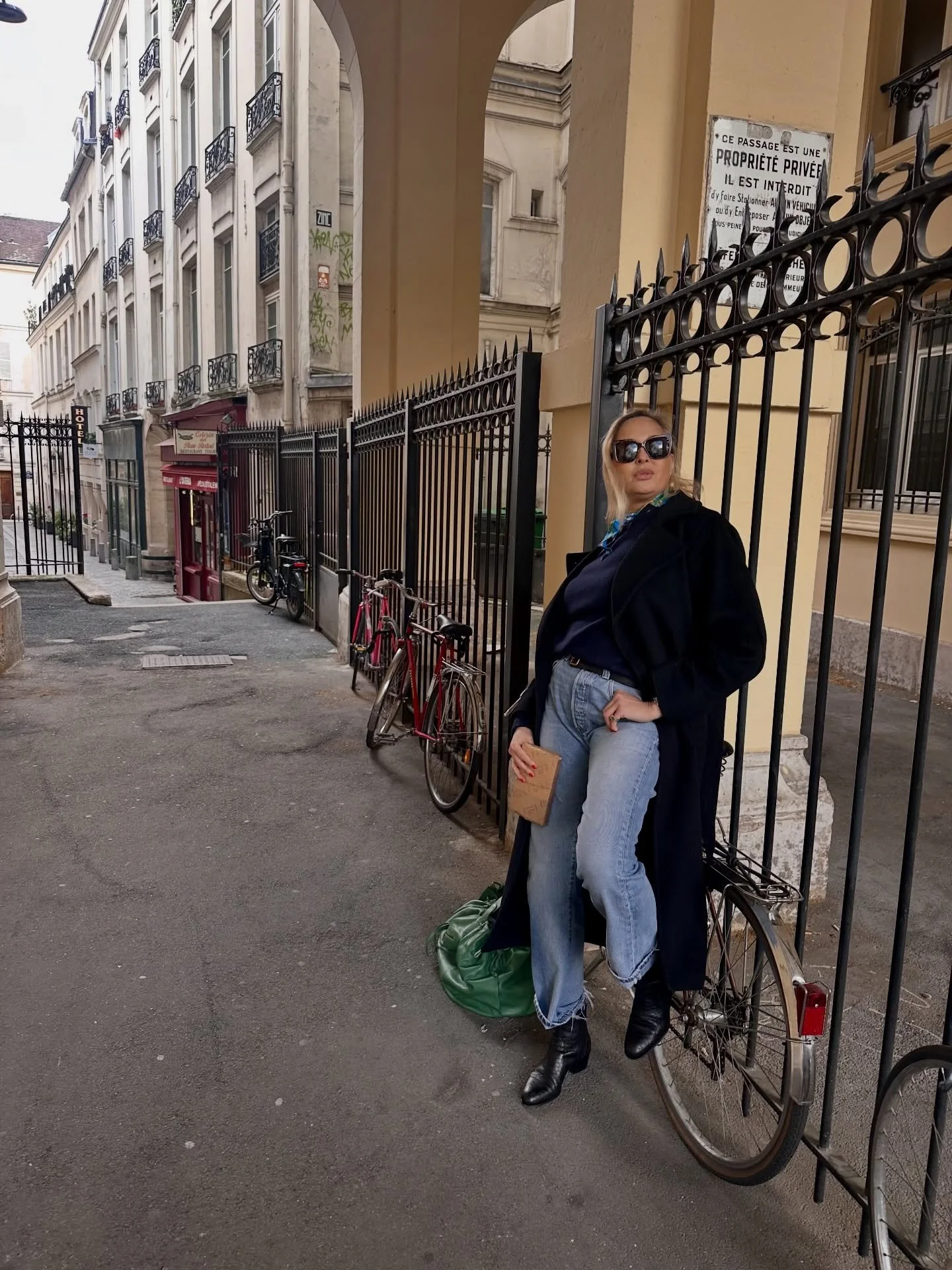 📘📖PARISIAN TIME📖📘

🇫🇷Me laisser prendre la main par ma fille, battre le pav&eacute; parisien sous nos talons cubains, et se laisser entra&icirc;ner dans ses librairies pr&eacute;f&eacute;r&eacute;es.

📕 D&eacute;couvrir des s&eacute;lections d