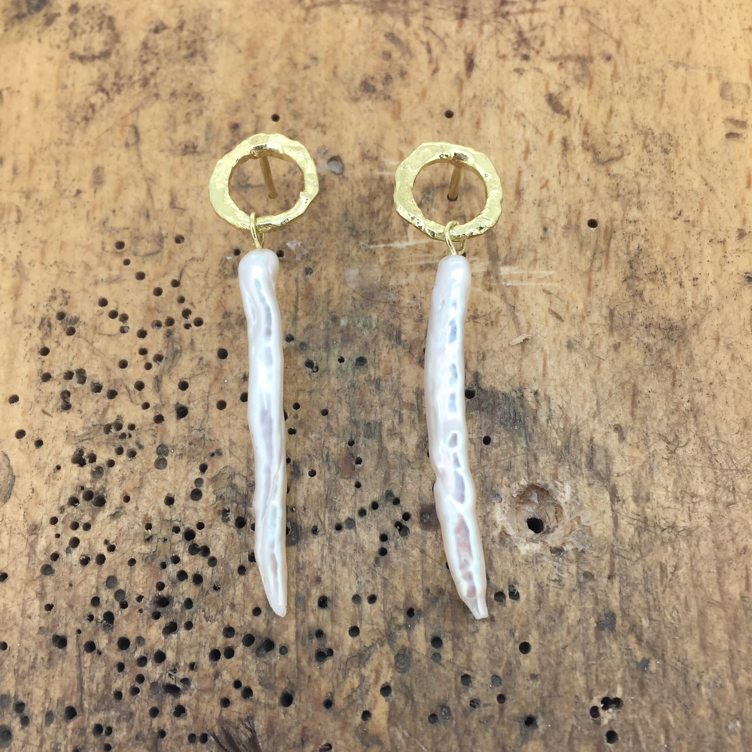 Molten circle tusk pearl earrings