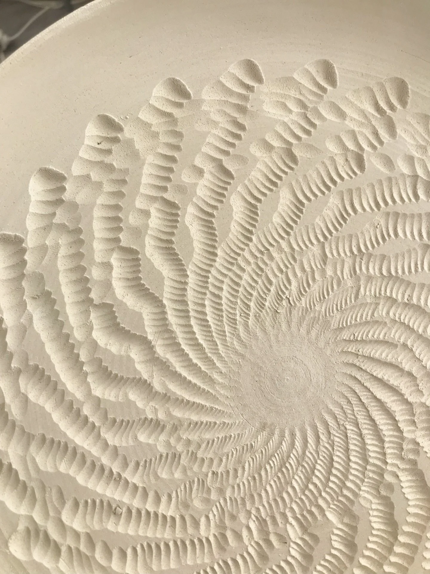 D&eacute;tail d&rsquo;une assiette &laquo;&nbsp;&Eacute;quinoxe&nbsp;&raquo; 🌀 Un mod&egrave;le n&eacute; sous l&rsquo;influence des grandes mar&eacute;es, quand la Terre, la Lune et le Soleil s&rsquo;alignent et que l&rsquo;oc&eacute;an, plus fort,