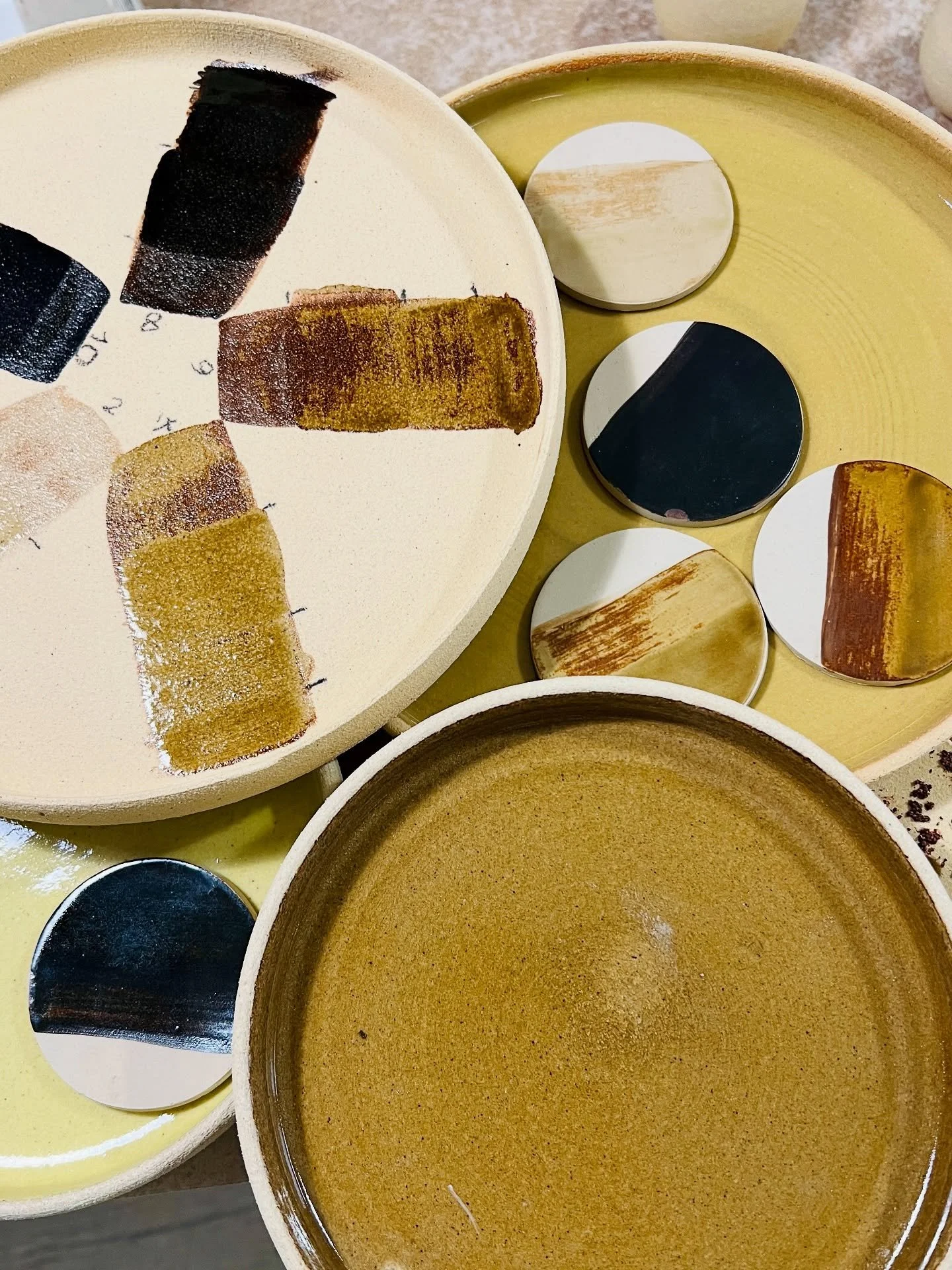 Une grande aventure s&rsquo;ach&egrave;ve dans l&rsquo;atelier : 400 pi&egrave;ces fa&ccedil;onn&eacute;es avec patience, attention et c&oelig;ur, pr&ecirc;tes &agrave; prendre vie sur les tables d&rsquo;un tout nouveau restaurant &agrave; Marseille.