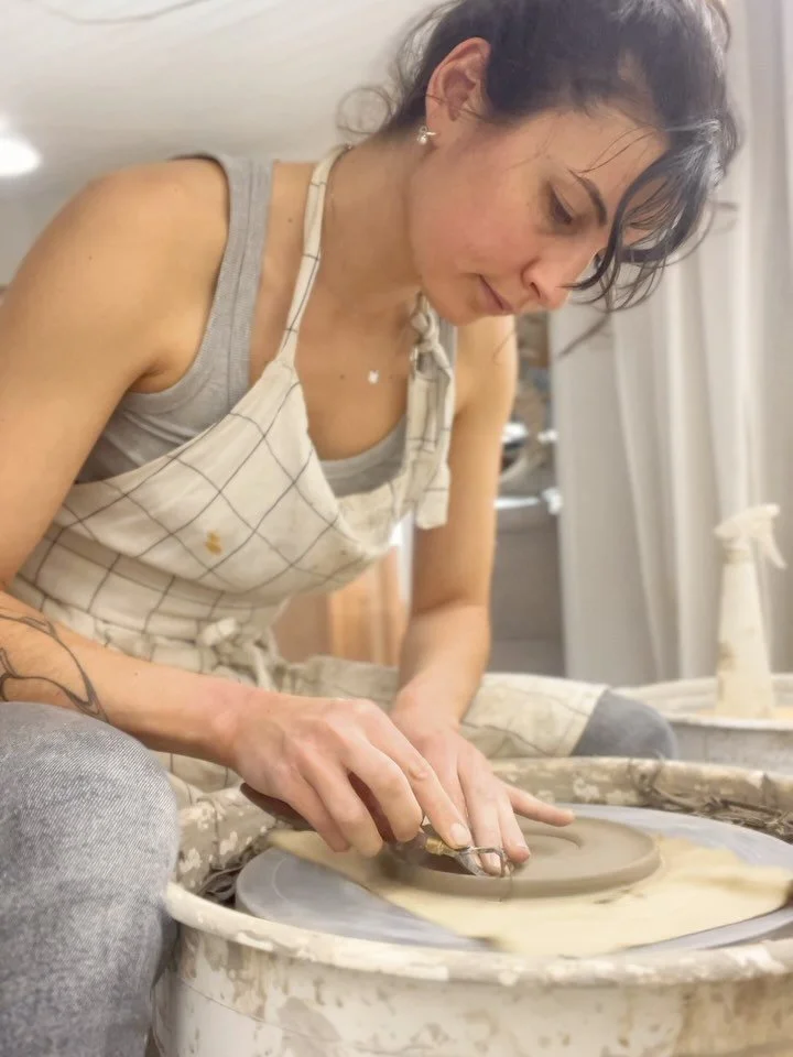 En ce moment &agrave; l&rsquo;atelier, c&rsquo;est effervescence.
Je travaille sur une belle commande de vaisselle enti&egrave;rement fa&ccedil;onn&eacute;e au tour de potier &mdash; une s&eacute;rie de pi&egrave;ces sur mesure, pens&eacute;es pour u