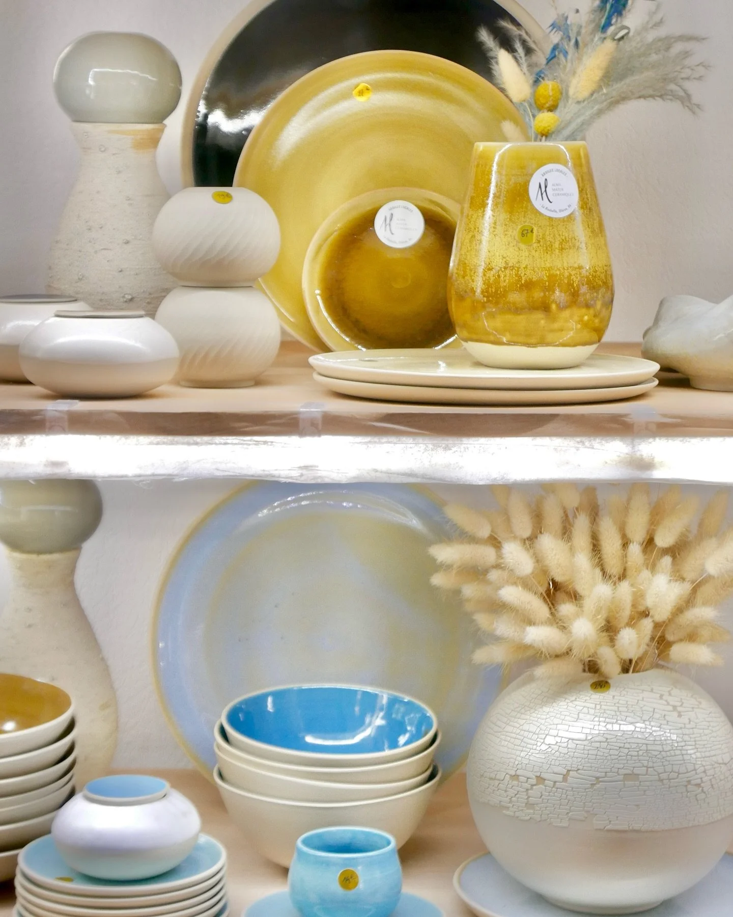 Quelques pi&egrave;ces de la collection Atlantique, dans les &eacute;tag&egrave;res de l&rsquo;atelier. 

#ceramique #clay #clayart #argilelocale #craftsmanship #artisanatdart  #decoration #ceramic #vaisselle #metierdart #tableware #vase #argilelocal