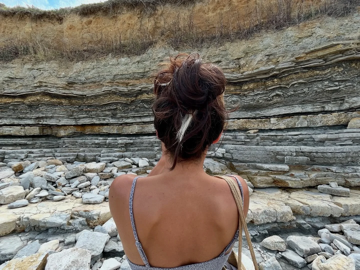 Face &agrave; l&rsquo;oc&eacute;an, les falaises s&rsquo;&eacute;l&egrave;vent, pages de pierre que le vent et les vagues effeuillent lentement. Strates apr&egrave;s strates, elles murmurent l&rsquo;histoire d&rsquo;une mer ancienne, d&eacute;pos&eac