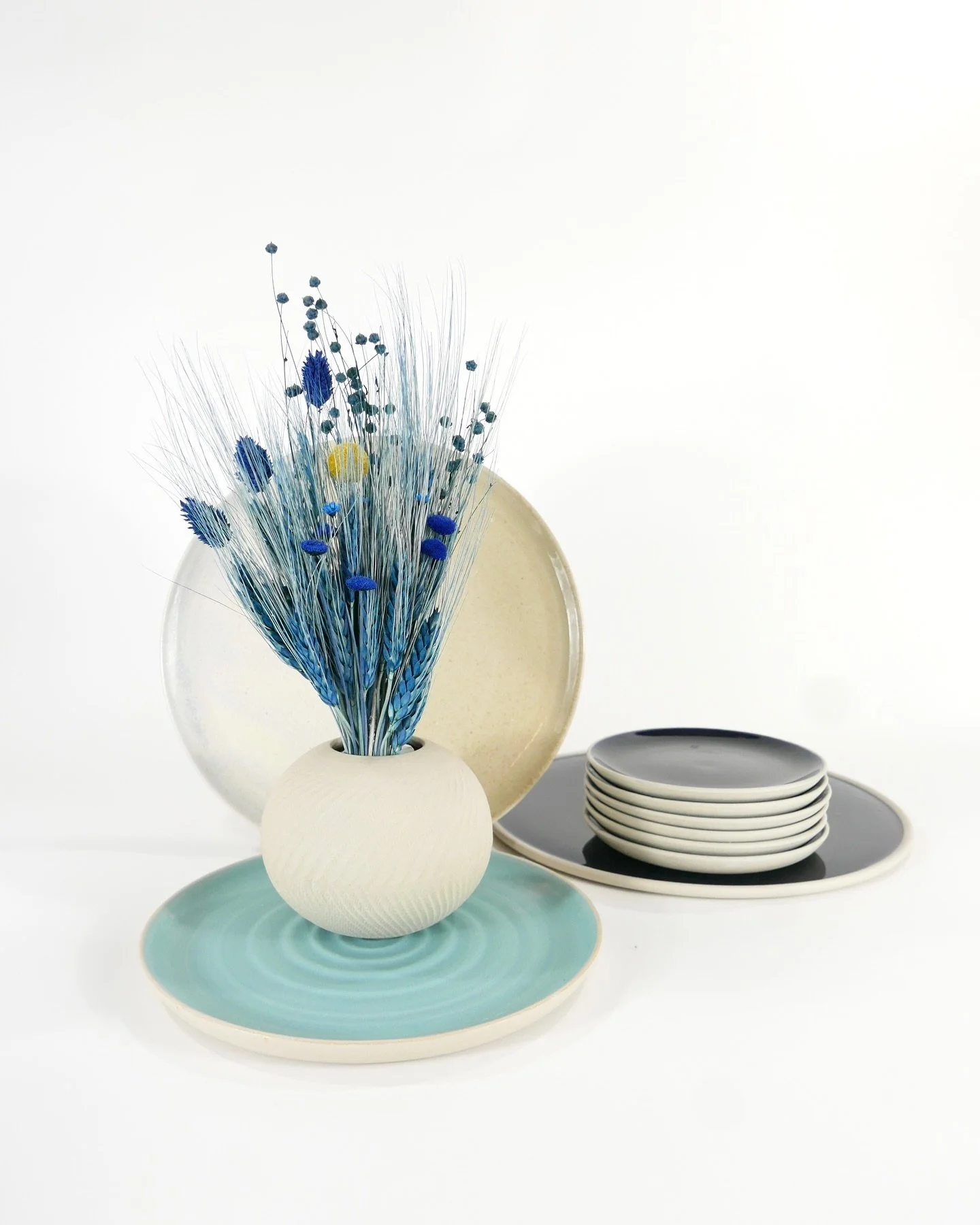 Ensemble de vaisselle de la collection Atlantique. 
Vous pourrez retrouver ces mod&egrave;les lors de la prochaine vente cet &eacute;t&eacute; 🌞🏖️.

⁣
#ceramique #clay #clayart #argilelocale #craftsmanship #artisanatdart  #decoration #ceramic #vais