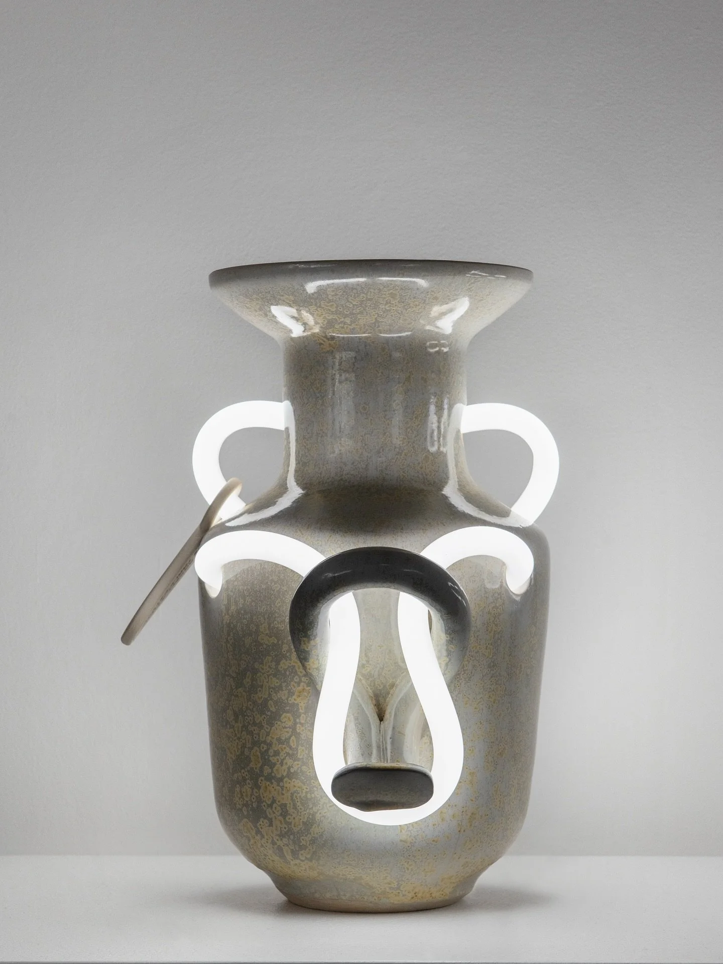 Flashback &mdash; N&Eacute;OPHORE ✨🏺💫 En octobre dernier c&rsquo;&eacute;tait l&rsquo;effervescence &agrave; l&rsquo;atelier pour finaliser la commande avant l&rsquo;exposition parisienne. 

Projet imagin&eacute; par @doppelstudio et expos&eacute; 