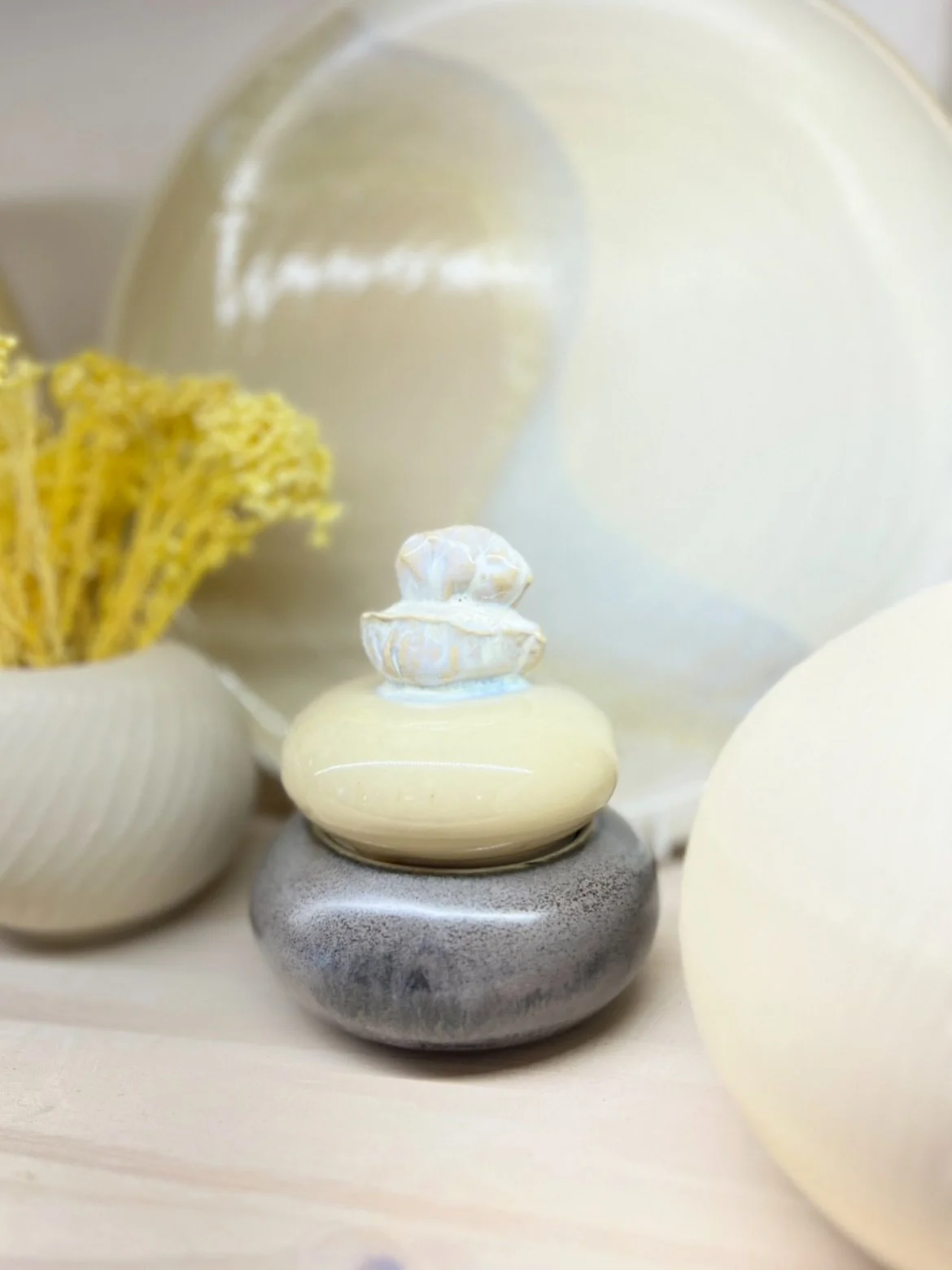 🎄Vente de No&euml;l : 13 - 20 d&eacute;cembre, 10h - 19h. 🎁 Une bo&icirc;te en gr&egrave;s, comme un cairn pos&eacute; en &eacute;quilibre. Deux galets ronds empil&eacute;s, comme poli par l&rsquo;eau. Le couvercle : un beige doux, lumineux, surmon