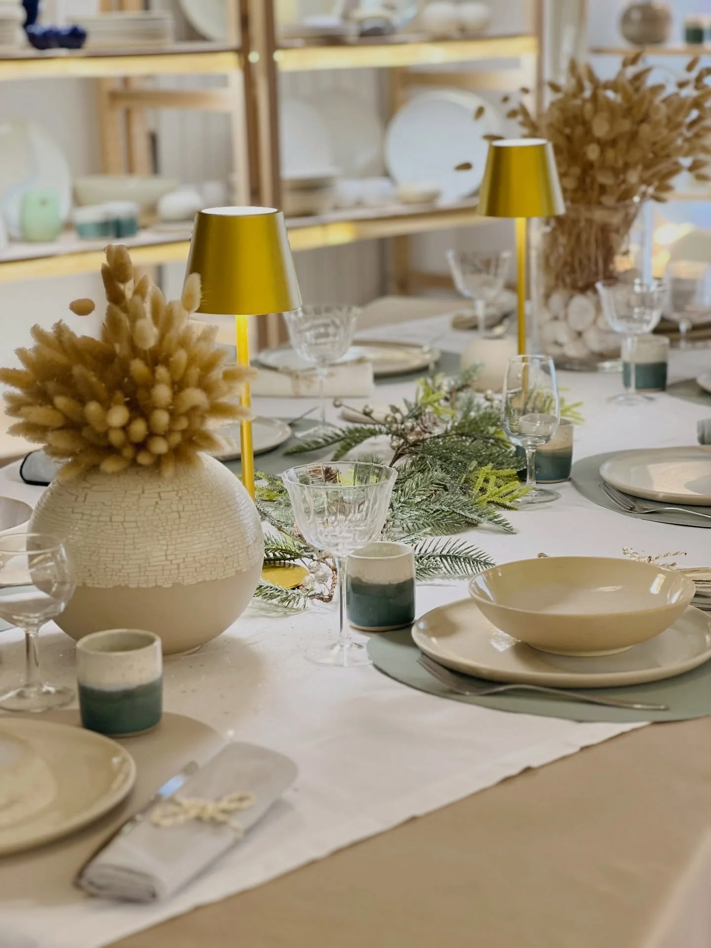 🎁 Vente de No&euml;l : 13 - 20 d&eacute;cembre, 10h -19h. 🎄L&rsquo;atelier s&rsquo;est transform&eacute; en boutique, le temps des f&ecirc;tes de fin d&rsquo;ann&eacute;e ! ✨Une lumi&egrave;re douce, des &eacute;toiles suspendues au-dessus de nos t