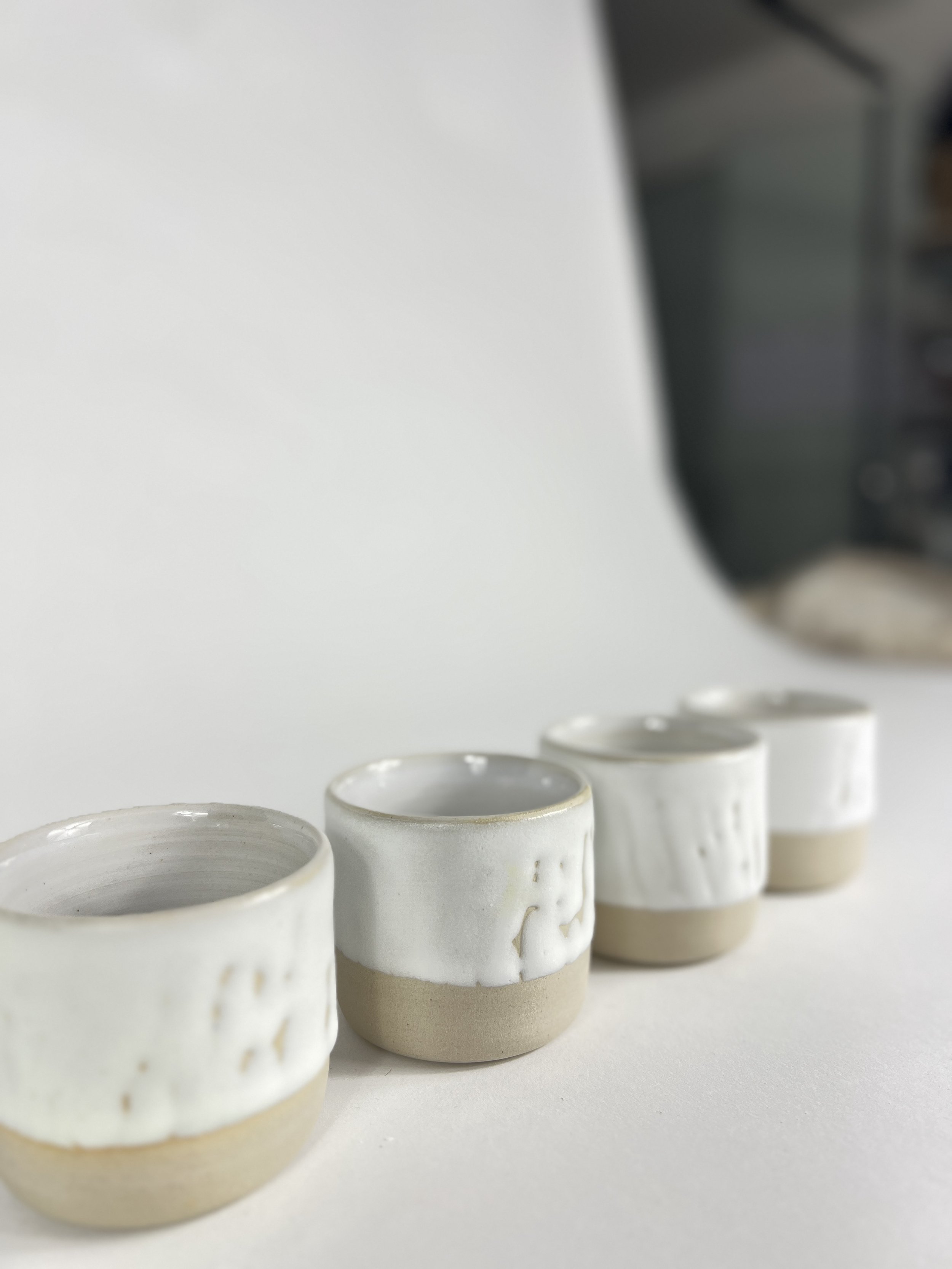 Tasse à café blanc texturé