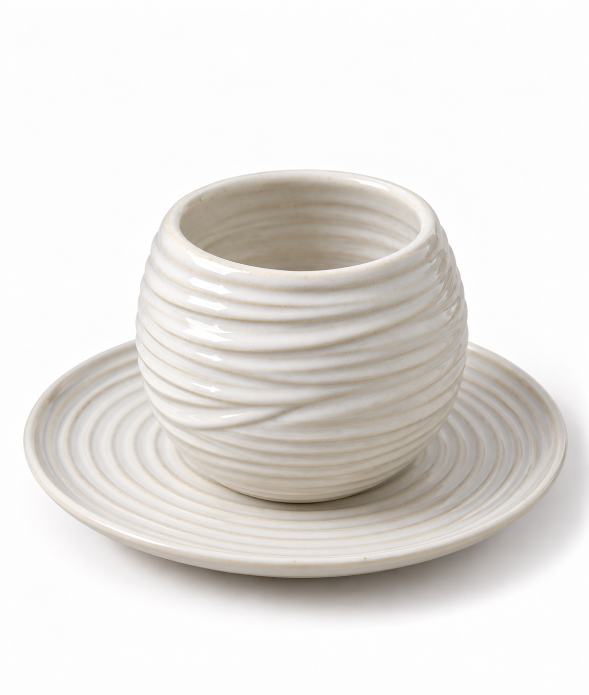 Tasse en céramique nervurée sur soucoupe.png