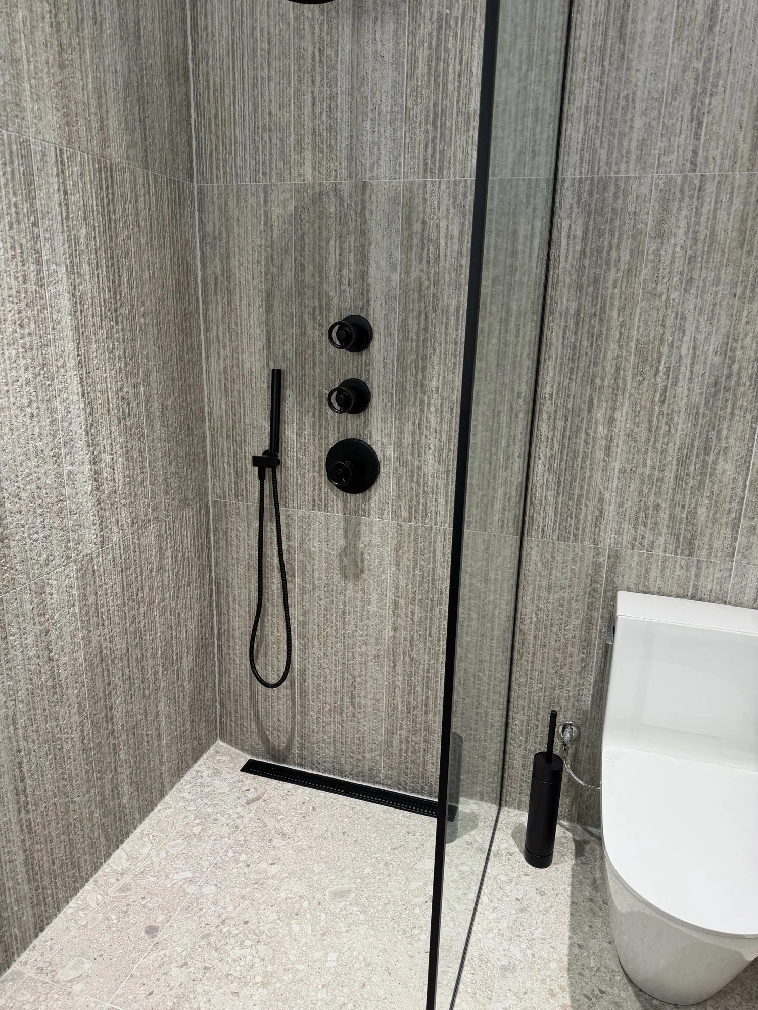shower-stone-linear-drain.jpg
