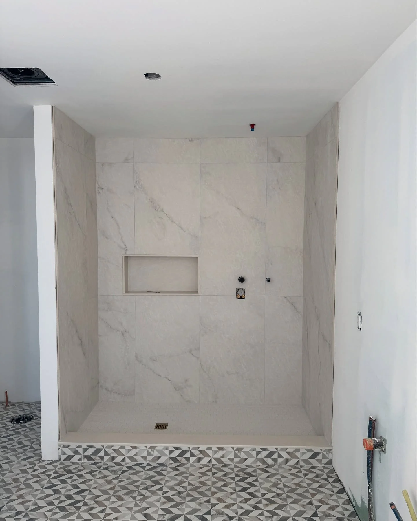 shower-marble-niche-mosaic-floor-1.jpg