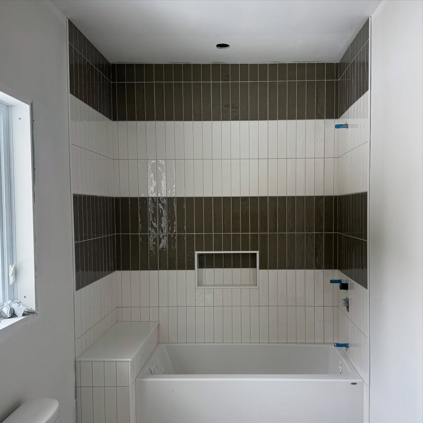 tub-surround-white-dark-accent-bands-1.jpg