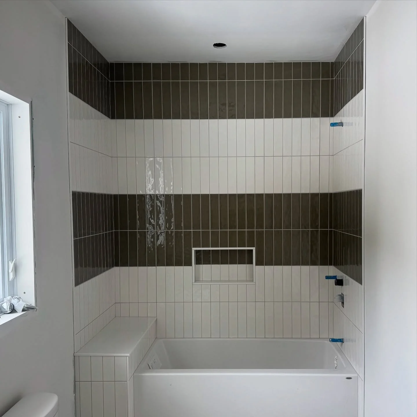 tub-surround-white-dark-accent-bands-1.jpg