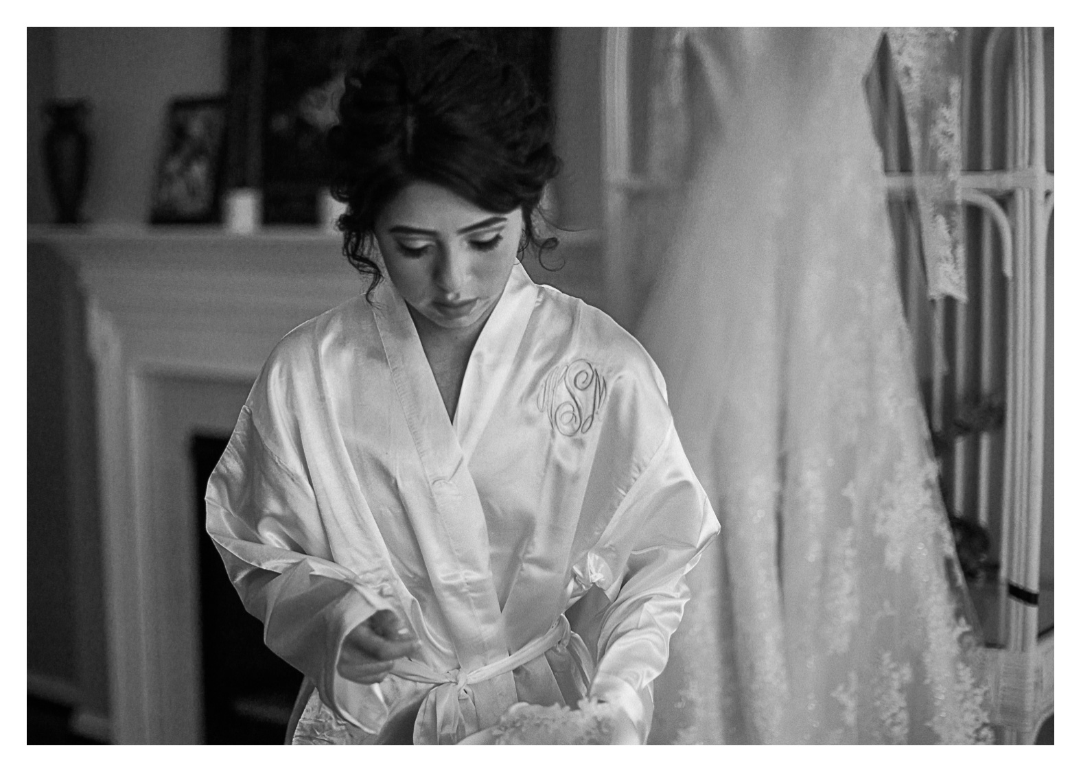 bride-prep-manassas-virginia-wedding-black-and-white-2.jpg