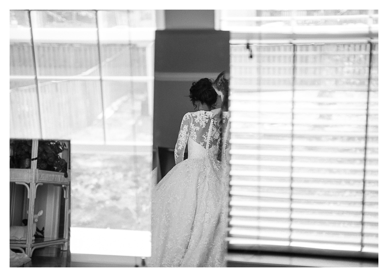 bride-prep-mother-buttoning-wedding-dress-black-and-white-manassas-virginia-wedding-mirror-reflection.jpg