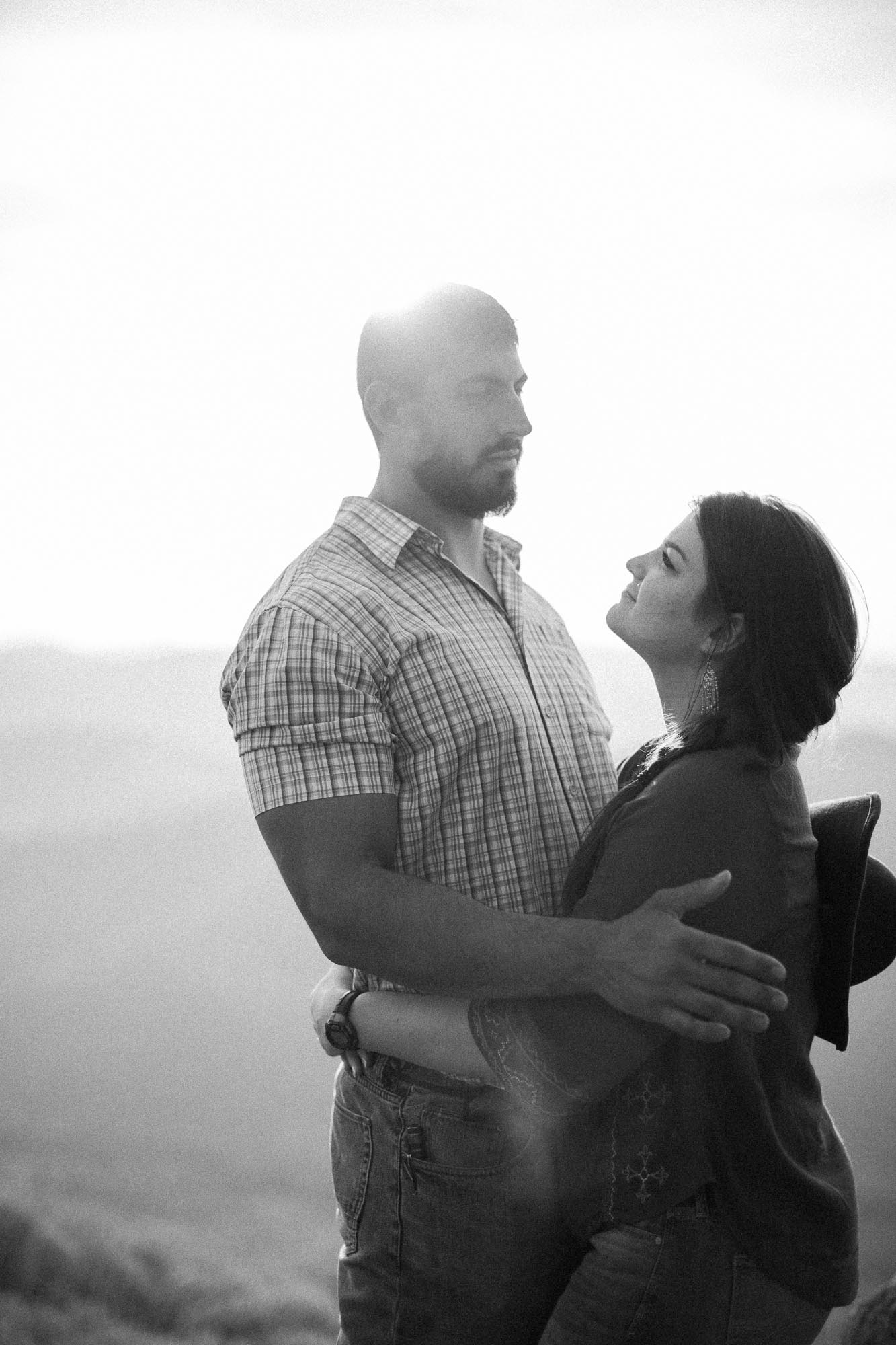 charlottesville-engagement-session-mountain-outdoor-engagement-session-virginia-blue-ridge-black-and-white-couple-hugging.jpg