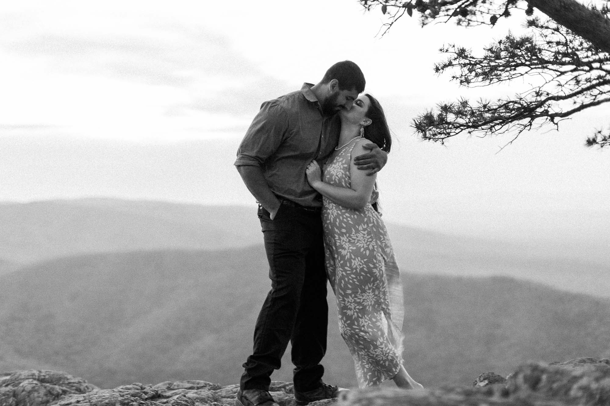 charlottesville-engagement-session-ravens-roost-overlook-outdoor-engagement-session-virginia-blue-ridge-kissing-black-and-white.jpg