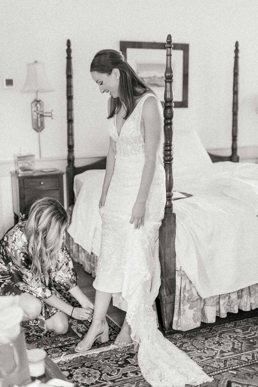 maid-of-honor-helps-bride-put-on-her-wedding-shoes-at-1804-inn