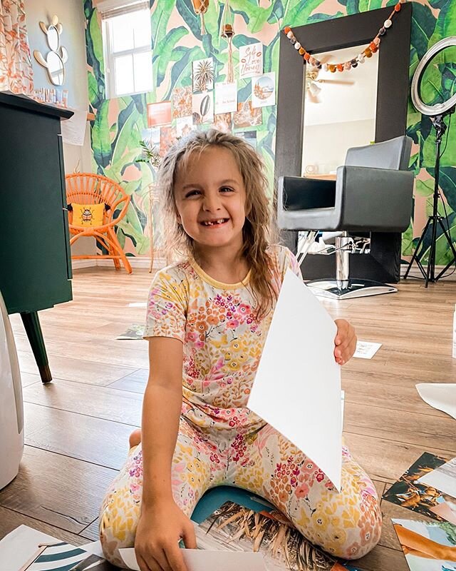 HAPPY SUNDAY EVERYONE! 🌼⁣
⁣
(Please spare me the lectures about W sitting, she&rsquo;s almost 7- we know 🤣. Her hips are great &amp; her legs are strong!)