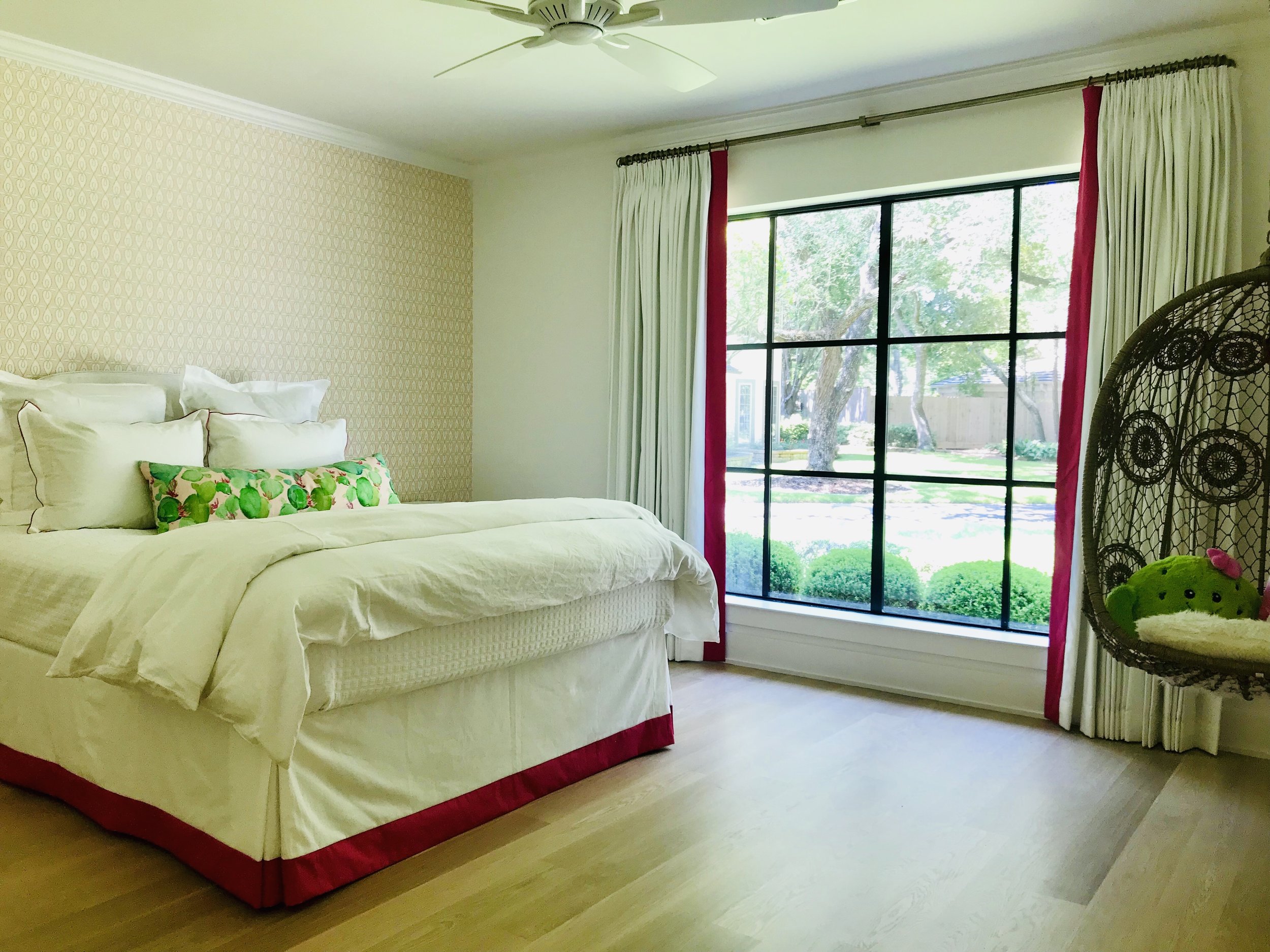 Gorgeous euro pleated panels with magenta Schumacher leading edge border.