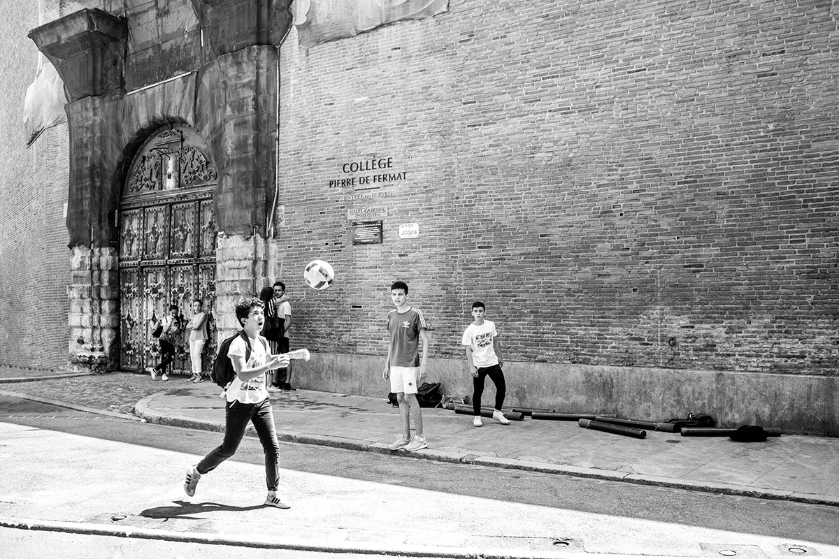 Enfants jouant au foot, Kids playing soccer, College Pierre de Fermat, Toulouse, France by Leica Photographer Manuel Guerzoni