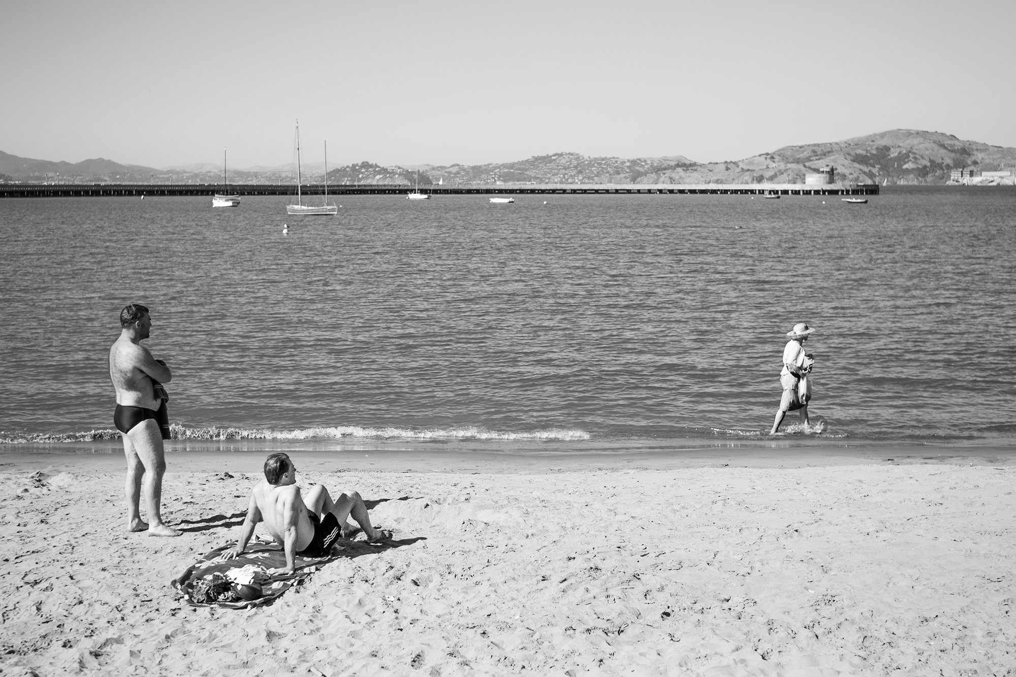 Men watching a woman, Aquatic Cove, San Francisco, California, USA