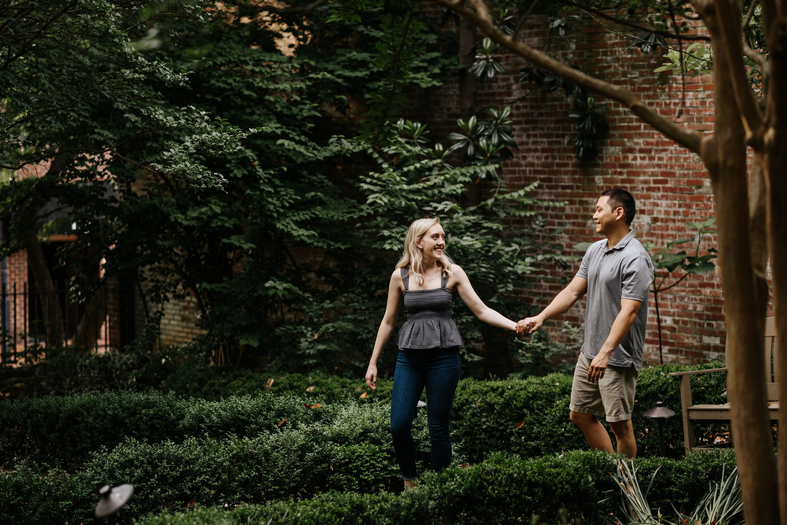 Bella_Alec_Old_Town_Alexandria_Engagement_Session_Photography_by_V_5905.jpg