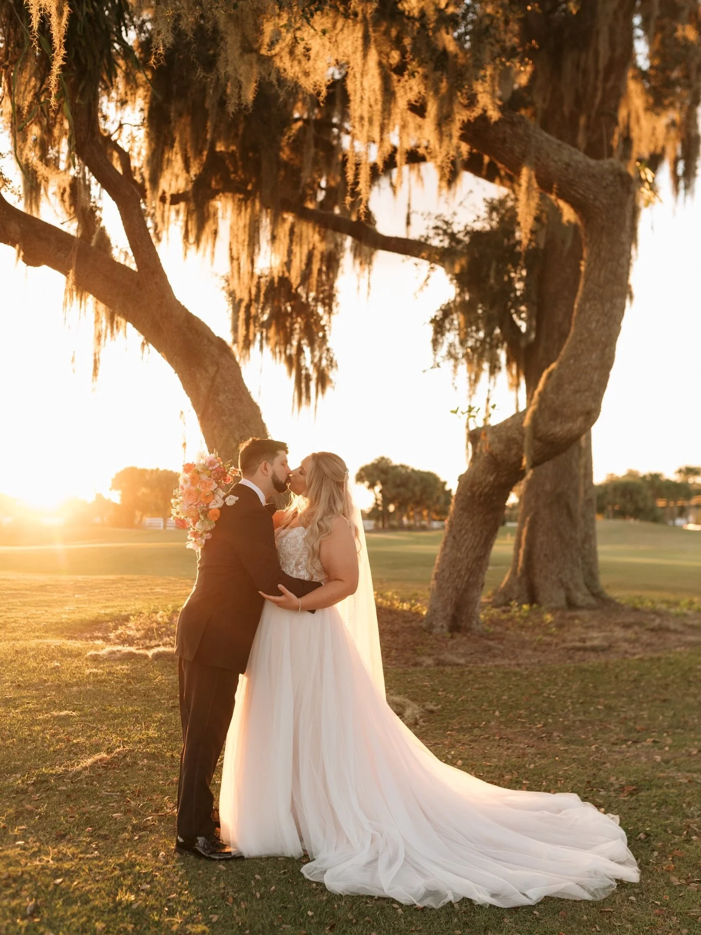 Alyssa &amp; Chandler 💕

#orlandoweddingphotographer #orlandoweddings #centralfloridaphotographer #orlandoweddingplanner #orlandoweddingvenues