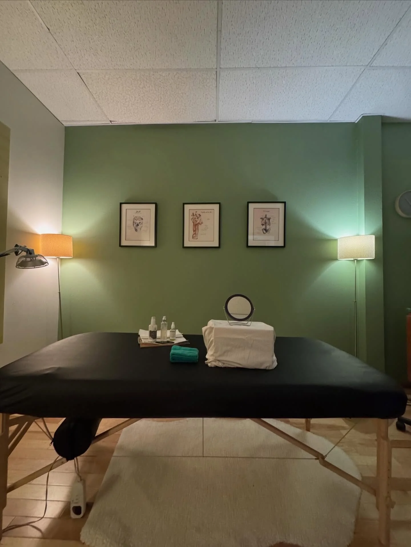 All set up for a private facial gua sha tutorial!  I love when you get excited about Chinese Medicine and want to learn how to incorporate it into your weekly life as a component of self care and graceful aging! 

#facialguasha #chinesemedicine #acup