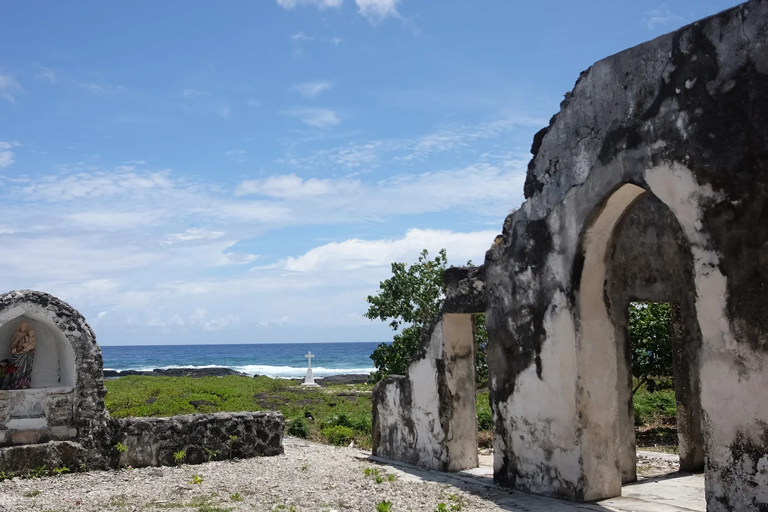 Inside the church destroyed by Cyclone Ofa in 1990, Falealupo (Savai'i). 