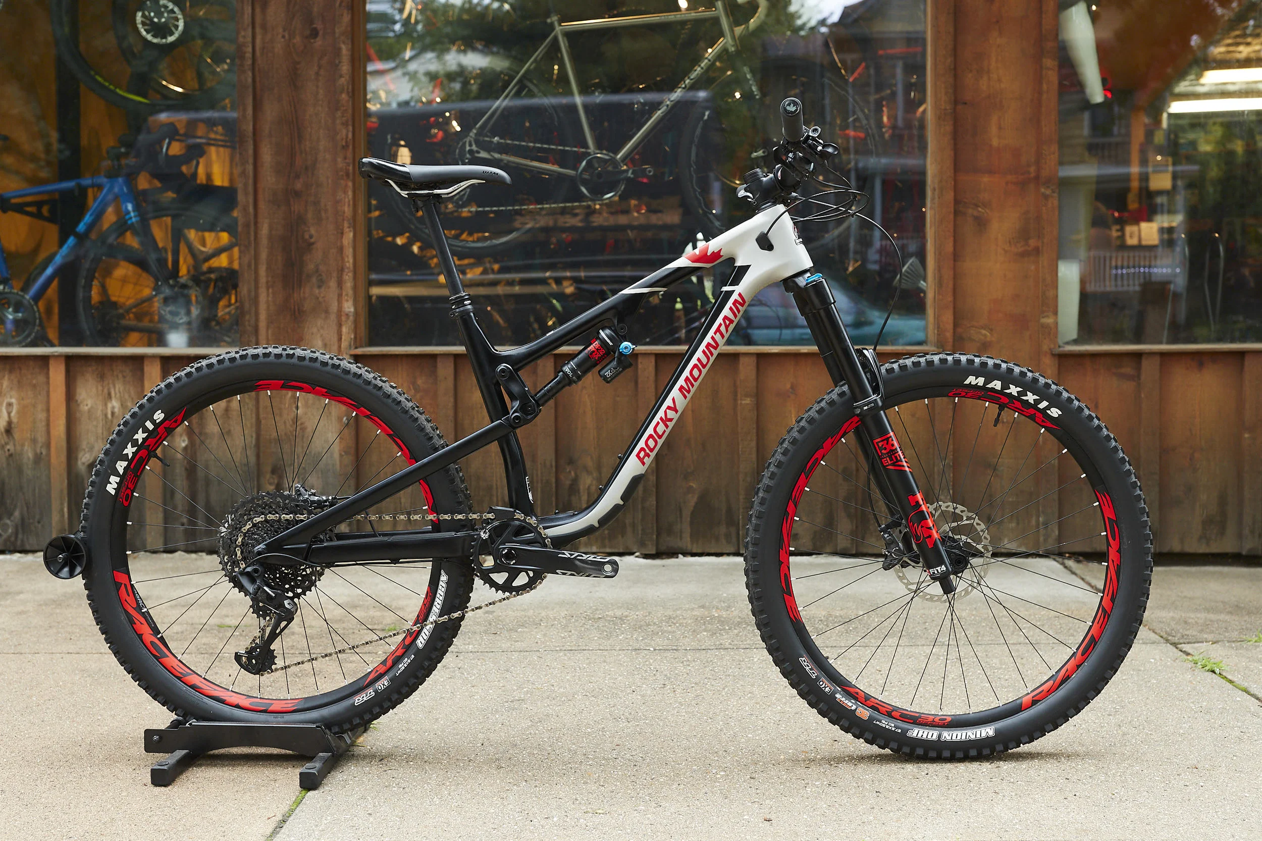 20190625 Rocky Mountain Altitude - M - SilBlkRd - For Sale 1.jpg