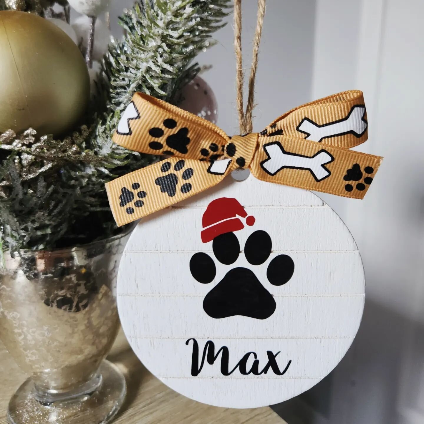 🎄🐾‼️TEASER❗️ 'Tis the season to decorate your Christmas with custom ornaments! Taking orders as of Decmeber 2nd. Check out this sample for furrbaby lovers, full selection of acrylic and wood based pieces coming your way to order in just 2 days 🎅🎄