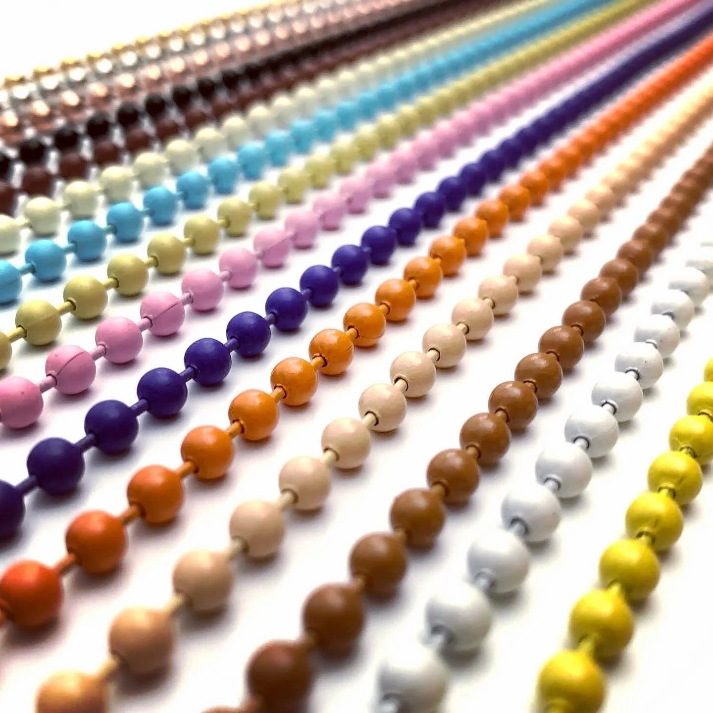 🧵 Don&rsquo;t let rust ruin your flies. 🧵
.
Most bead chain on the market is brass with a coating that breaks down in saltwater&hellip; but not ours.
.
We use marine-grade stainless steel bead chain that won&rsquo;t corrode, even after long days on