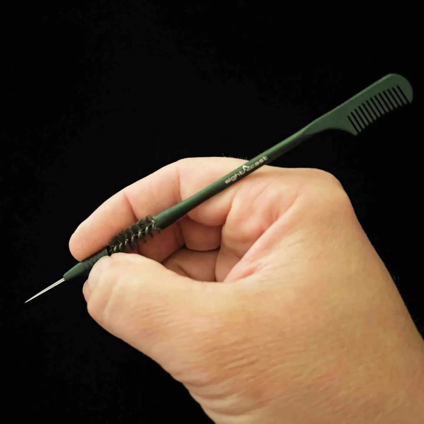 It&rsquo;s not just a bodkin&hellip;It&rsquo;s a 3-in-1 workhorse built for precision and efficiency:
✔️Fine point for clearing hook eyes, applying head cement, or picking out material. 
✔️ Integrated brush for teasing out fibers and building buggier