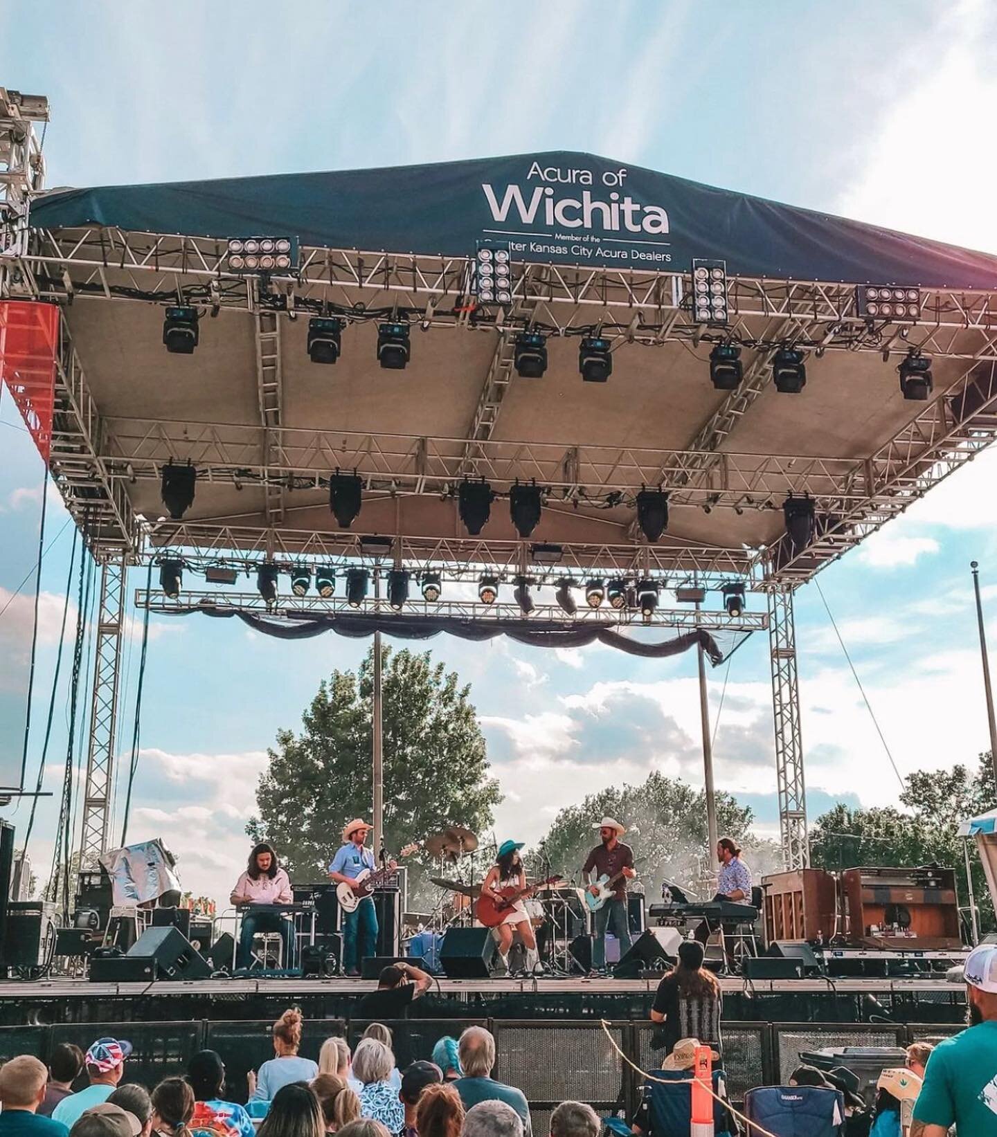 Wowww @wichitarriverfest💥🦋 Had the time of my life with the band. And getting to sing with Willie at the end? A dream I can&rsquo;t even comprehend. 

Can&rsquo;t thank the Riverfest crew enough for the chance to do Wichita proud on the big stage w