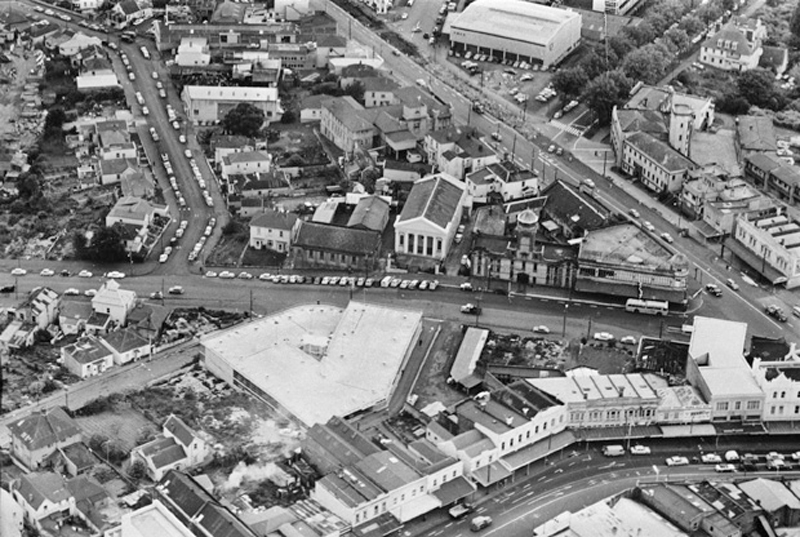 NOW A MOTORWAY: Beresford Street/Pitt Street area, in the 1960s, showing the area now occupied by the Northern Motorway, Karangahape Road, bottom right, Pitt Street, diagonally top right, Beresford Street, left to right across centre, Day Street, bottom left, Greys Avenue, top right, and St James Street, left (Photo: Sir George Grey Special Collections, Auckland Libraries, 580-10453)